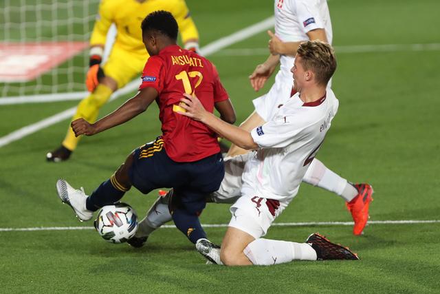 高诗岩14+13山东胜青岛 崔永熙19分广州胜四川